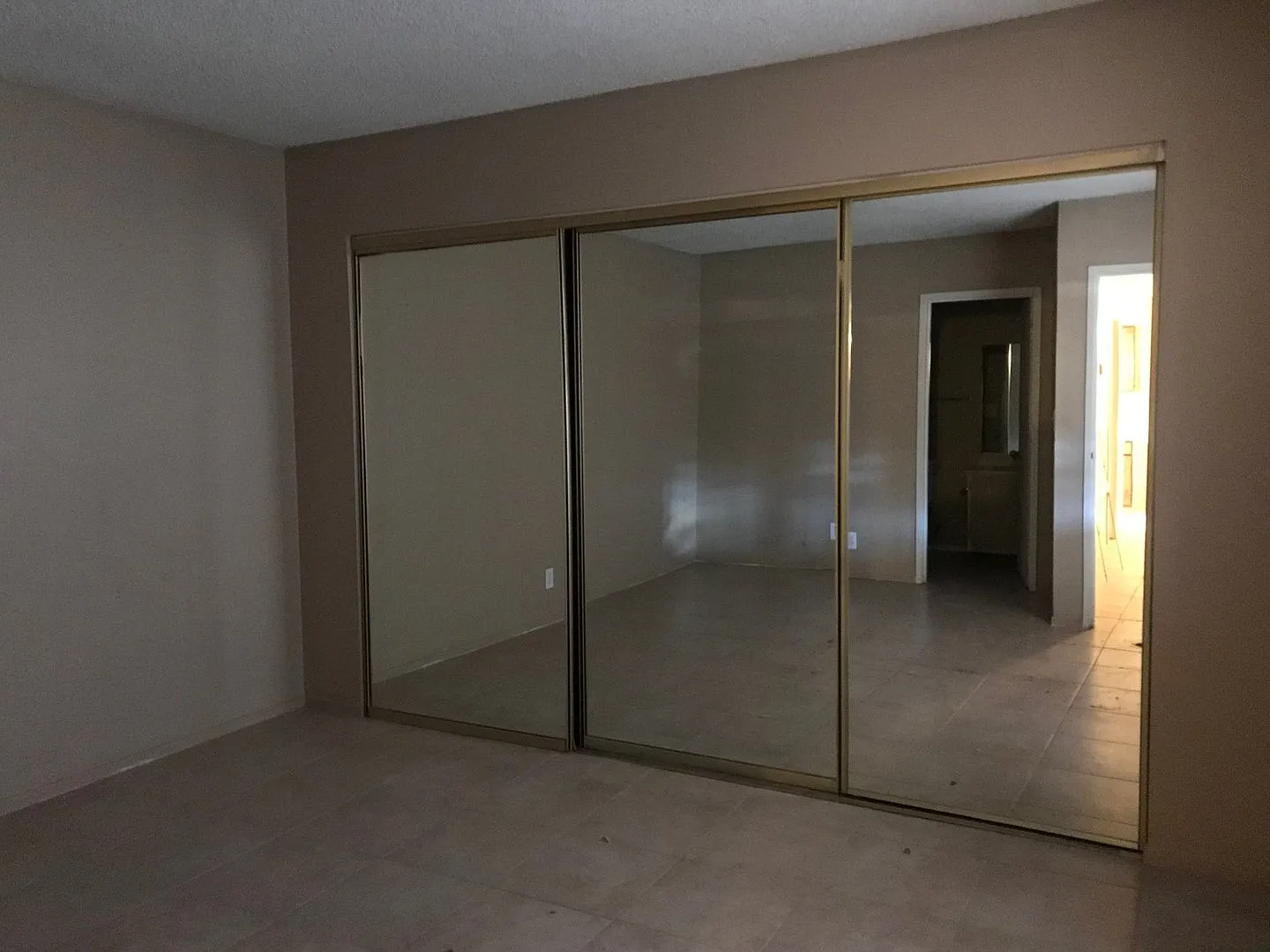 1 Bedroom 1 Bathroom Apartment Available For Rent — Photo 3