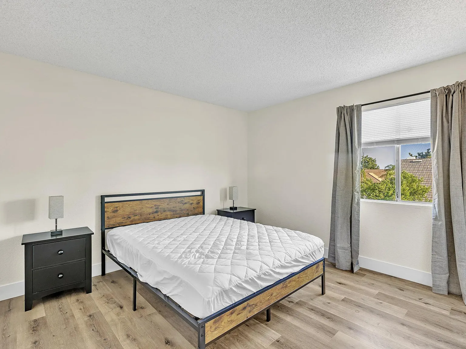 4 bed, 2.0 bath, 1800 sqft, $1,087 — Photo 2