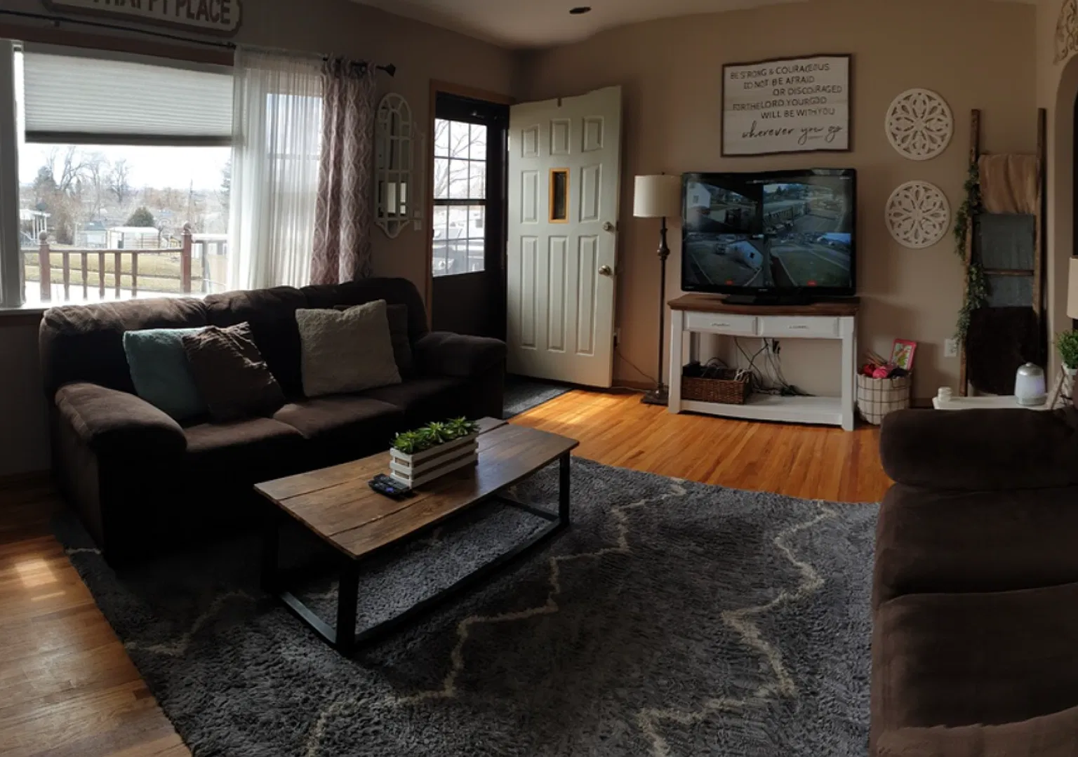 Beautiful Ranch Style Home — Photo 1