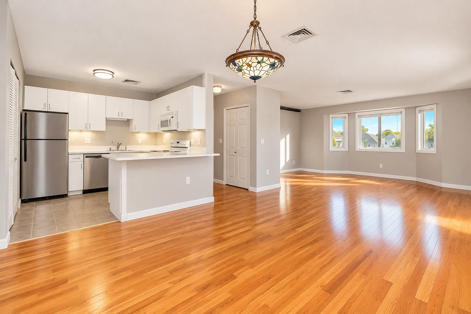 2 bed, 1009 sqft, $3,100 — Photo 2