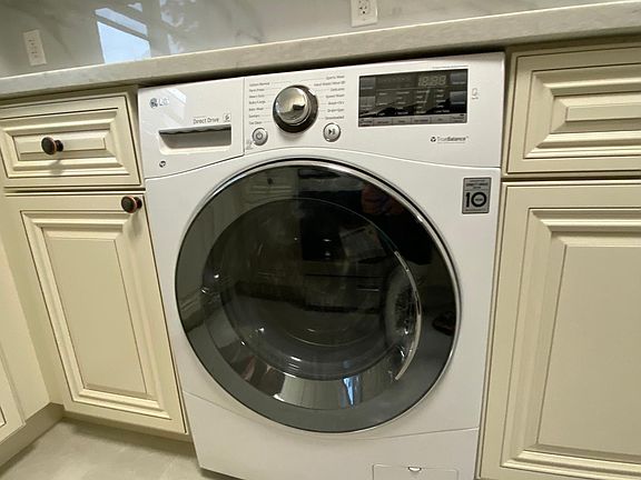 3rd image of 2571 Parsons Blvd #2