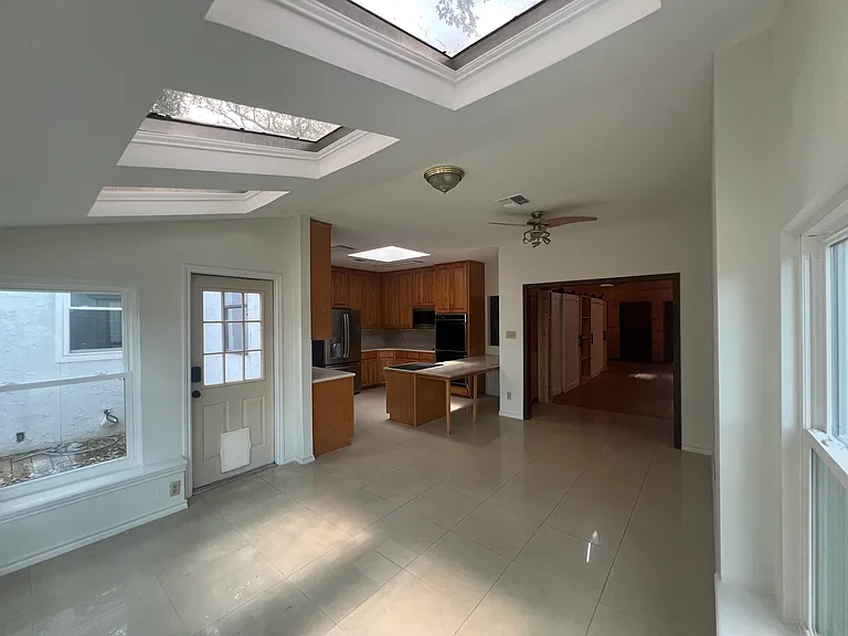 3915 Hunters Crest St — Photo 19