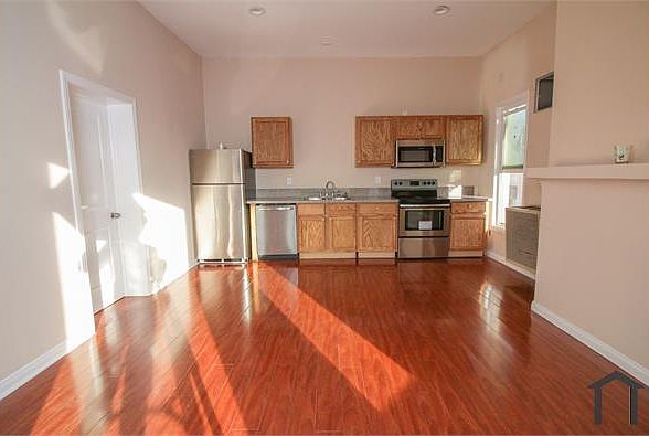 2nd image of 2626 E 4th St