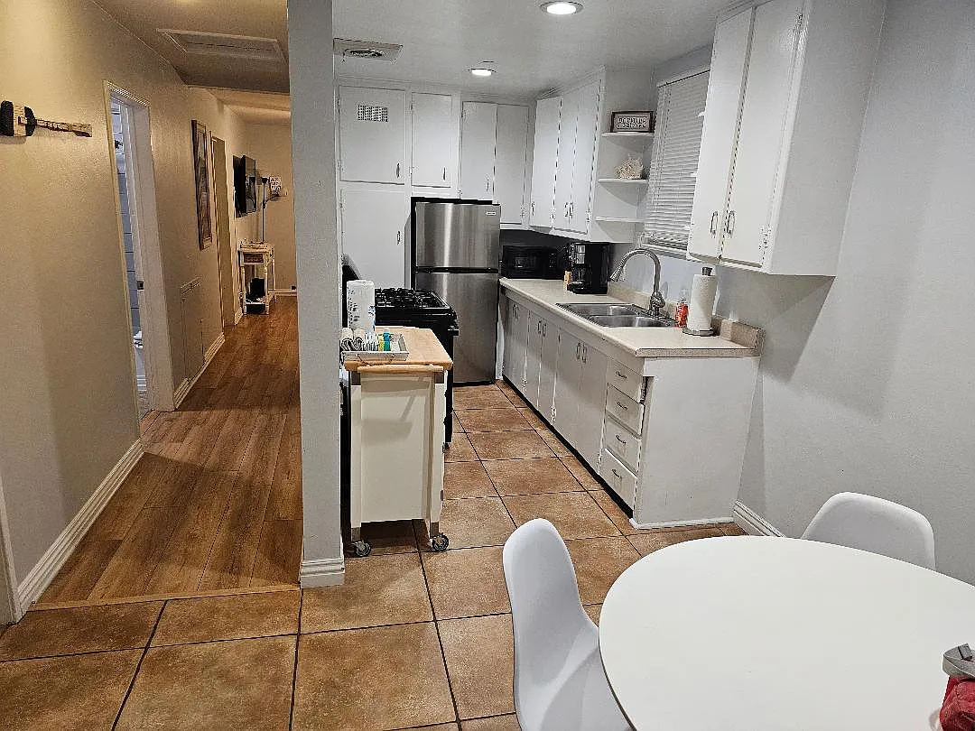 2 bed, 700 sqft, $3,795 — Photo 3