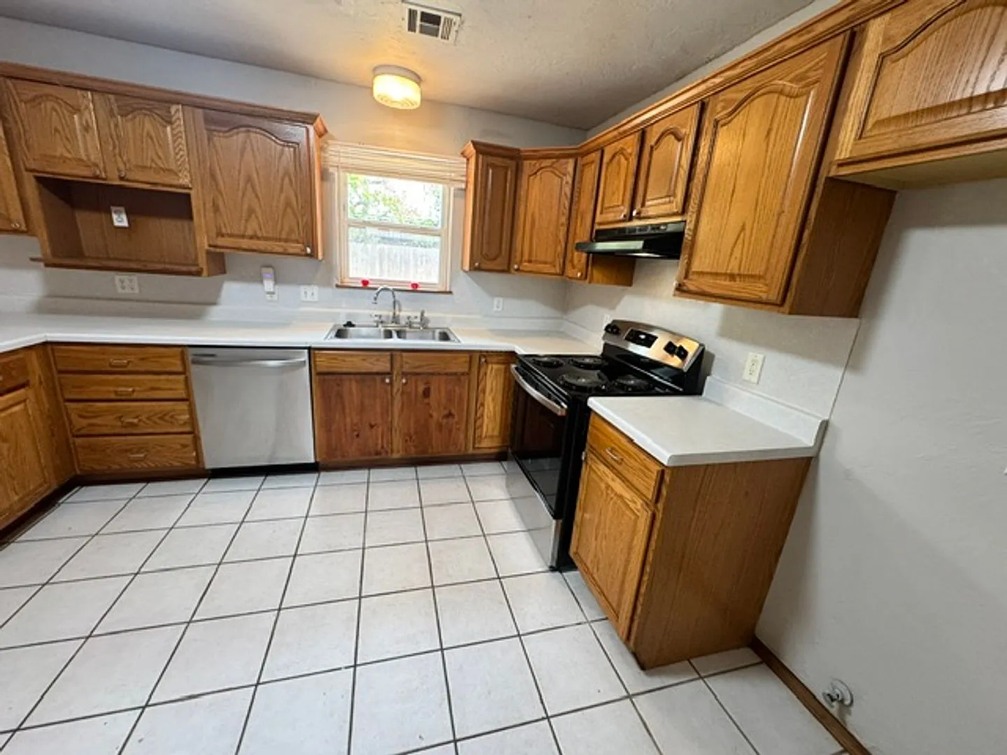3 bedroom, 2 baths with a 1 car garage home for rent in Moore near Broadway and 12th Street! Moor... — Photo 3