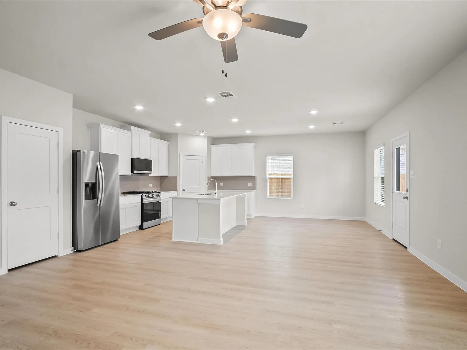 3 bed, 2.5 bath, 1952 sqft, $2,300 — Photo 3