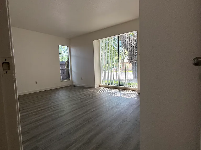 604 Rose Ave #606 — Photo 16