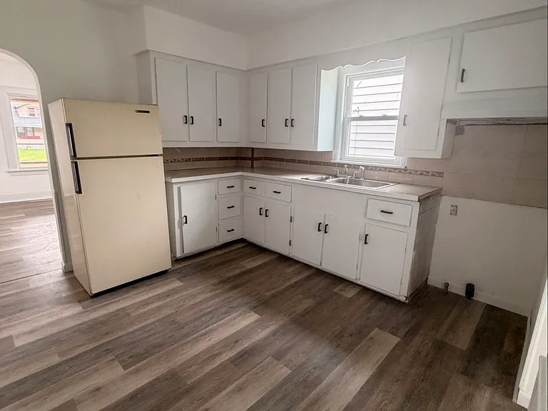 351 E Judson Ave — Photo 6