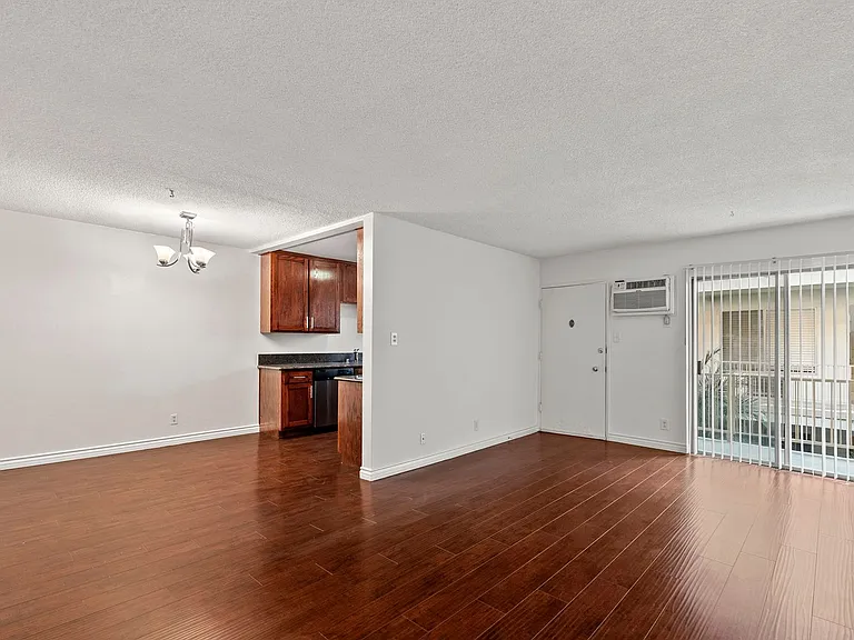 Spacious 2-Bedroom Apartment in Prime Location! One month free — Photo 2