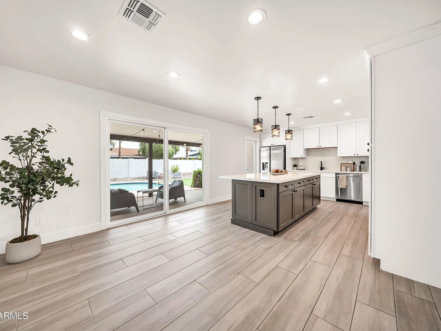3 bed, 2.0 bath, 1380 sqft, $3,250 — Photo 2