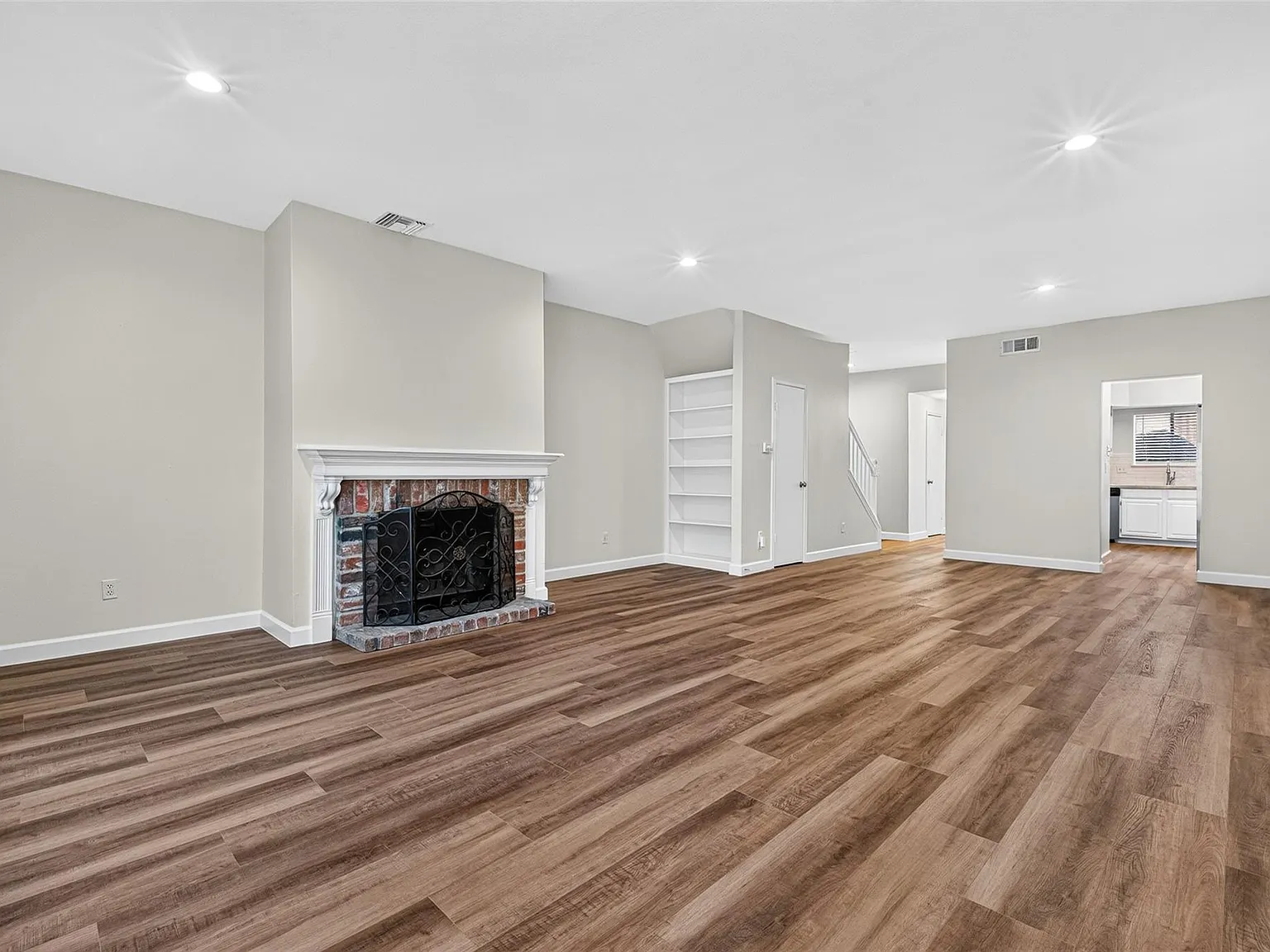 2 bed, 2.5 bath, 1672 sqft, $2,200 — Photo 2