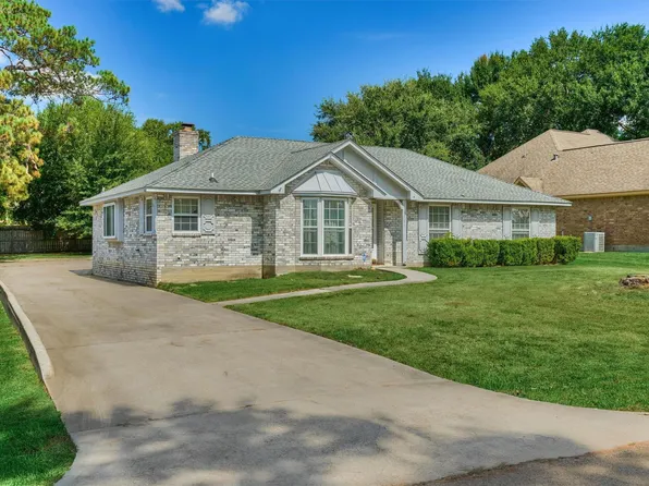 9749 E Shore Dr, Willis, TX 77318