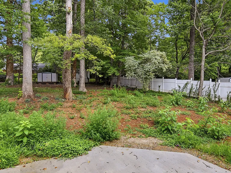 207 Leland Dr — Photo 32