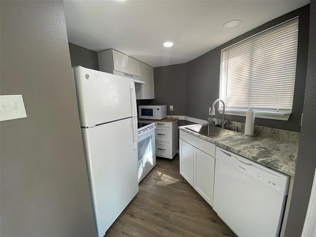 2 bed, 2.0 bath, 668 sqft, $1,000 — Photo 3