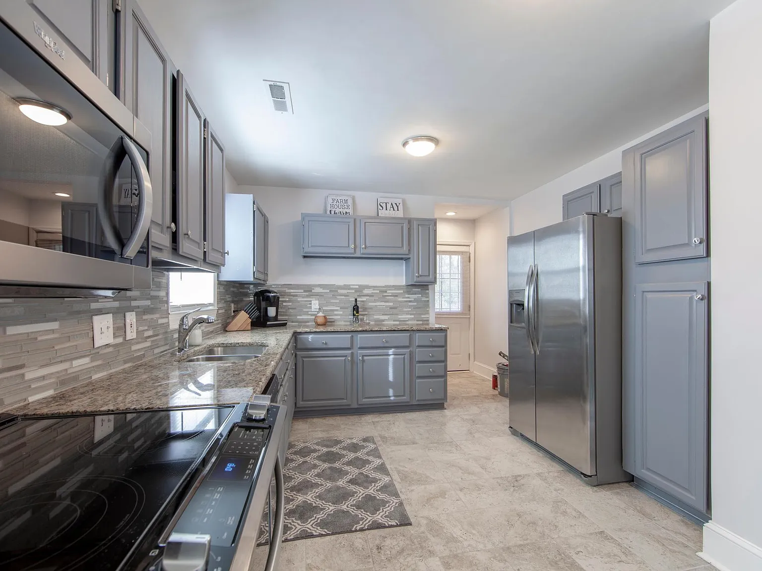 3 bed, 1078 sqft, $1,945 — Photo 3