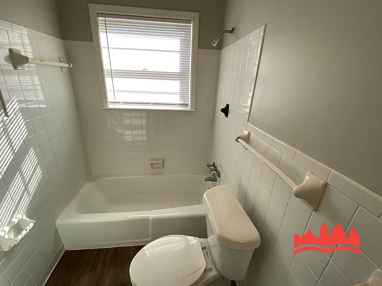 4574 Whiteside St — Photo 13