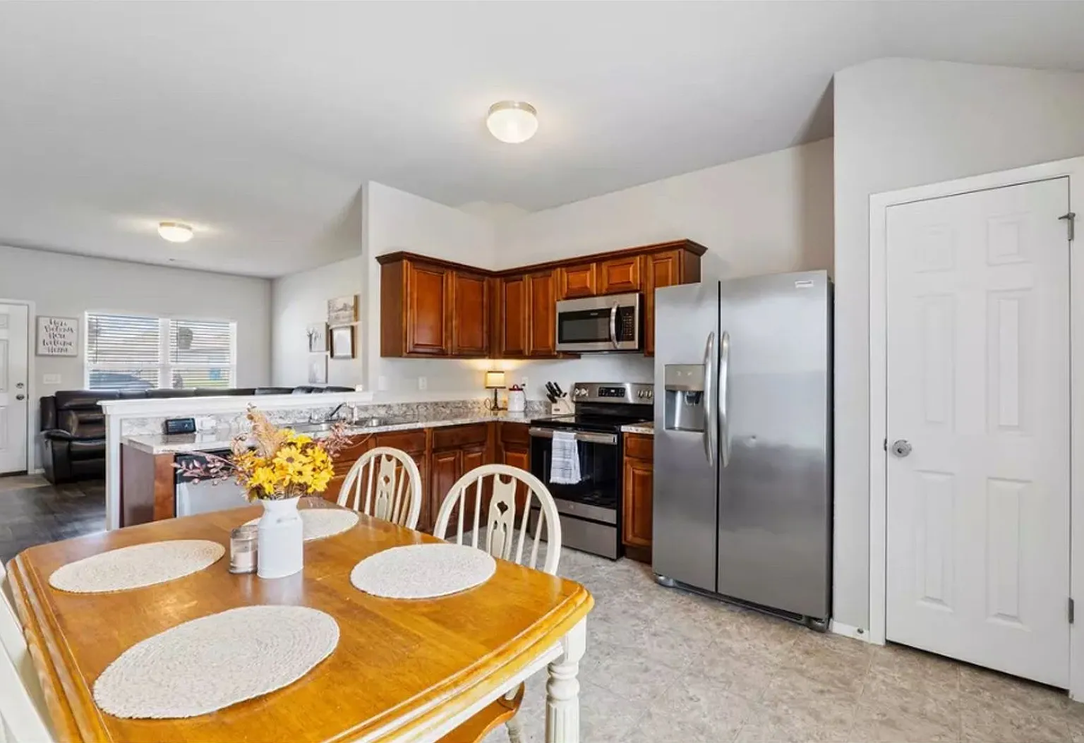 Wonderful home located in Bentonville's Silver Meadow Subdivision — Photo 3