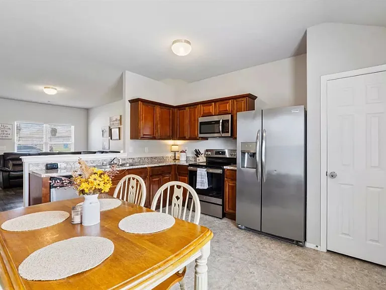 801 68th Ave — Photo 3