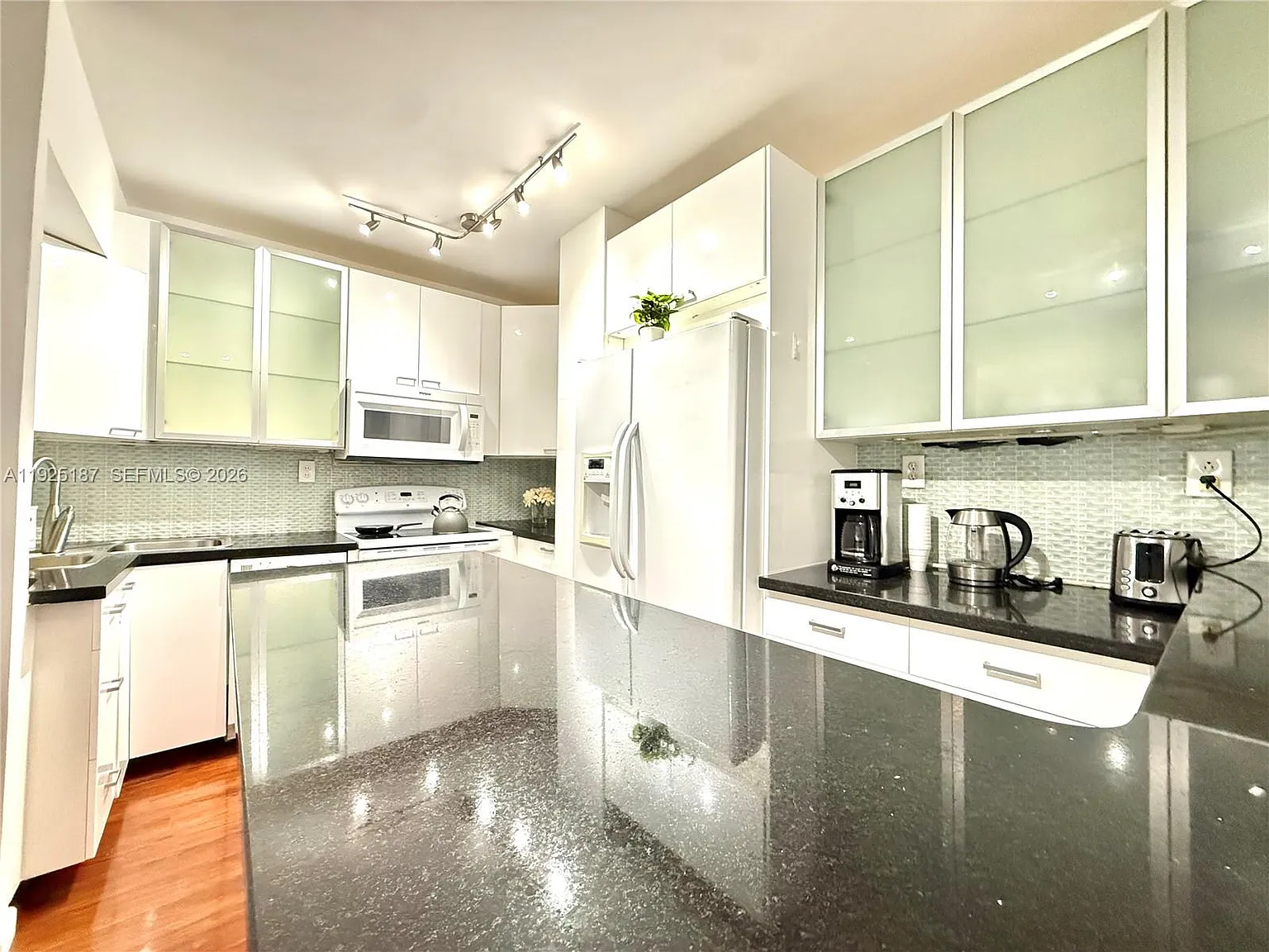 The Hemispheres Condo — Photo 3