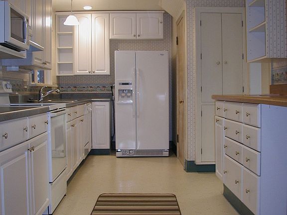 Kitchen, 9x20 ft.  KraftMaid cabinets, lots of room to move