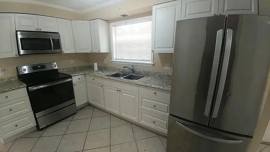 3 bed, 2.0 bath, 1321 sqft, $2,400 — Photo 2