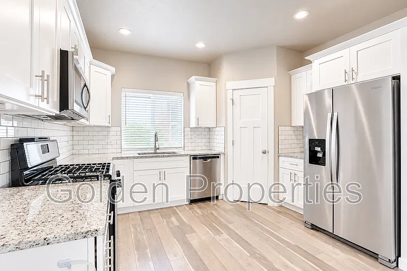 4 bed, 3.0 bath, 1726 sqft, $2,650 — Photo 2