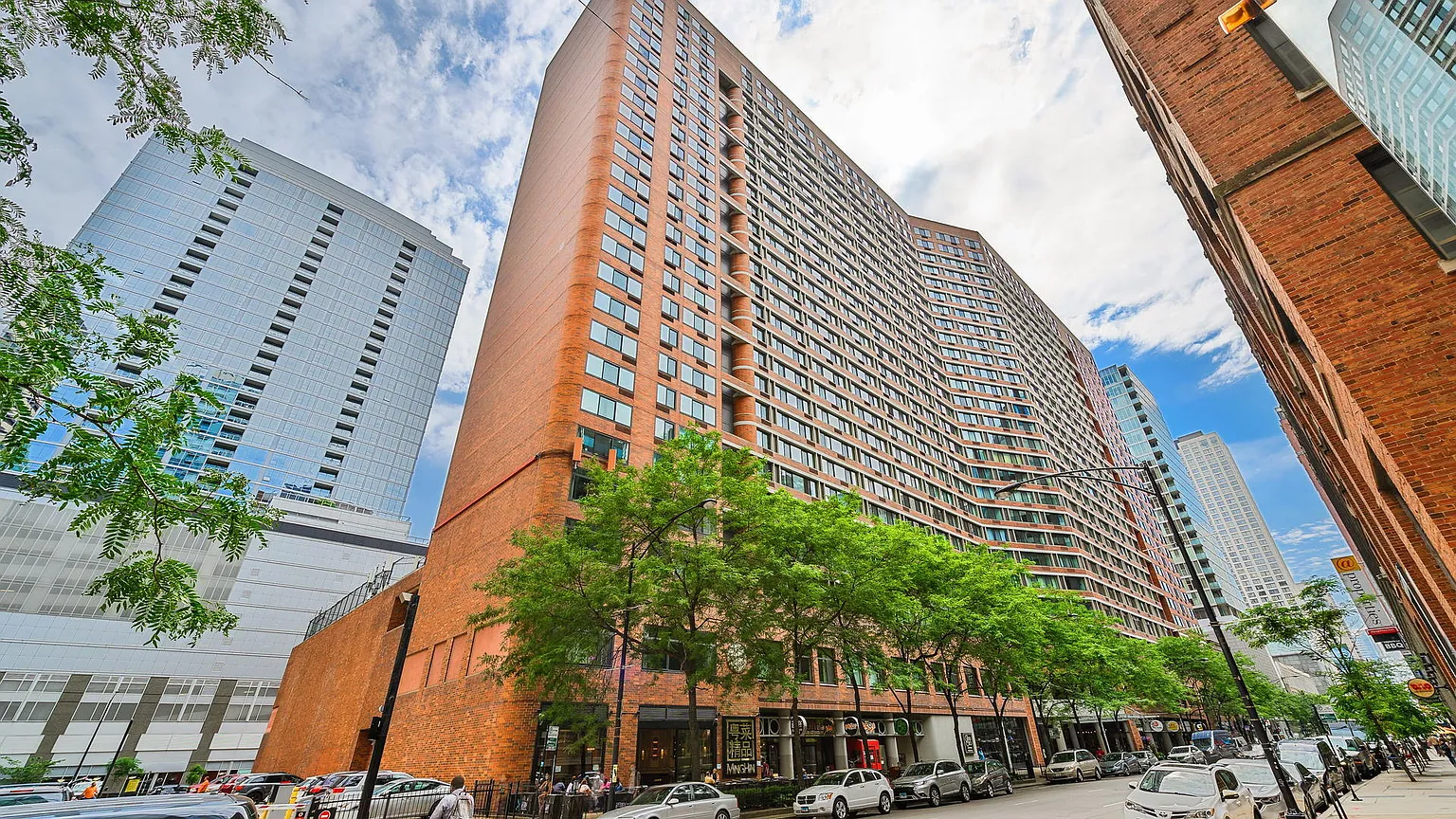 211 E Ohio St APT 1915 photo 1
