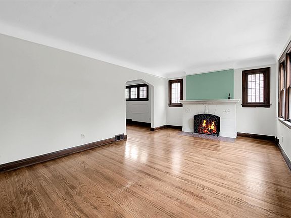 5th image of 893 Rivard Blvd
