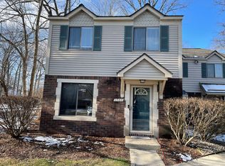 1566 Streamwood Ct, Rochester, MI 48309