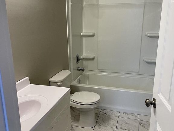 3rd image of 113 W Railroad Ave #201