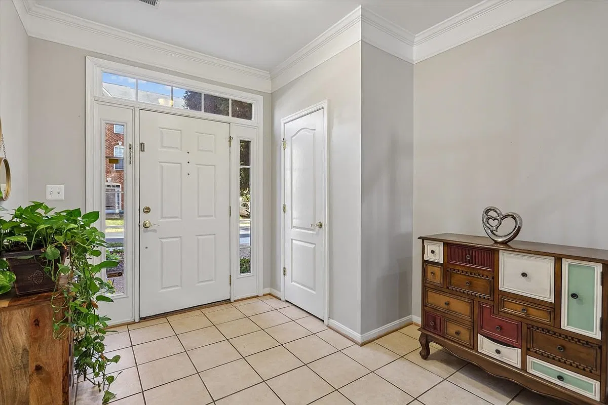3 bed, 2.5 bath, 2148 sqft, $3,100 — Photo 2