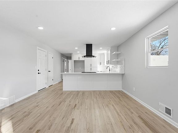 5th image of 208 E 80th Ter