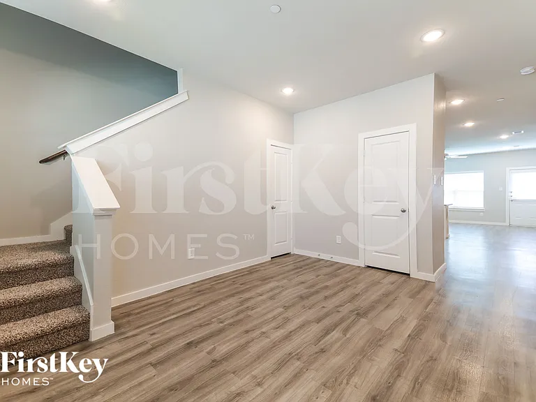 310 Niki Dr — Photo 7