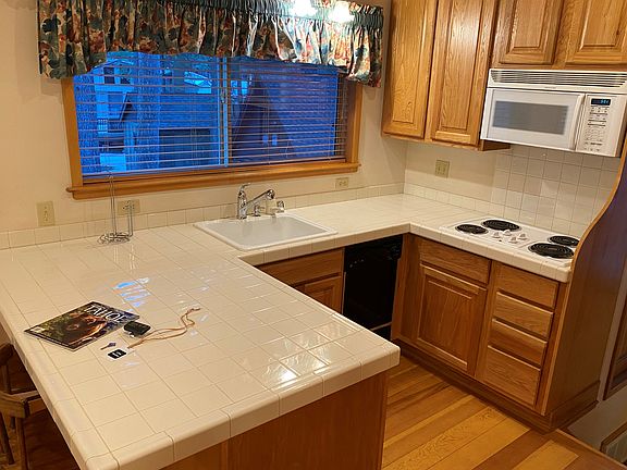 4th image of 1690 Willow Ave #A