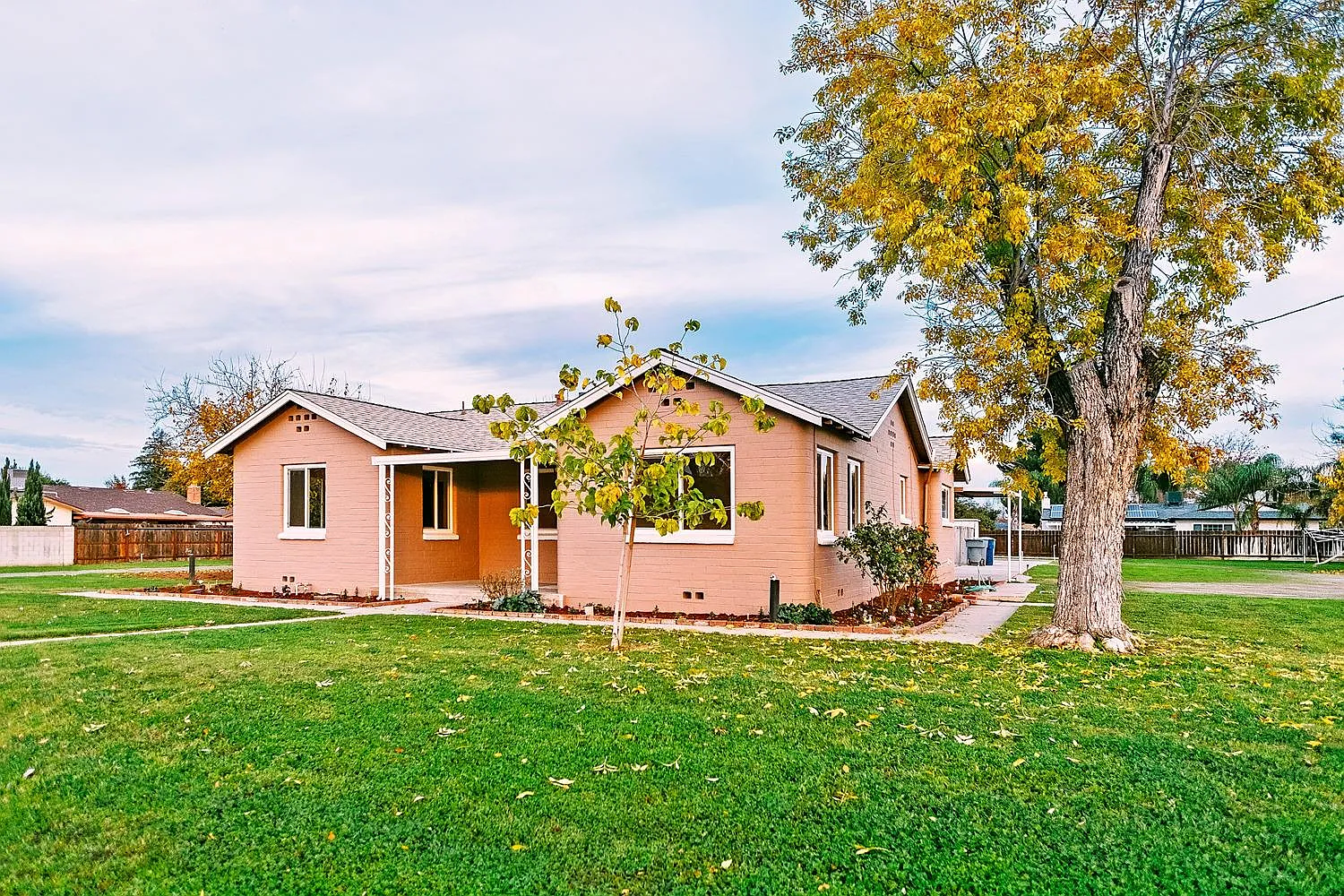 1385 Sunnyside Ave photo 1