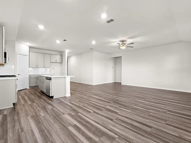 304 Scenic Point Dr — Photo 2
