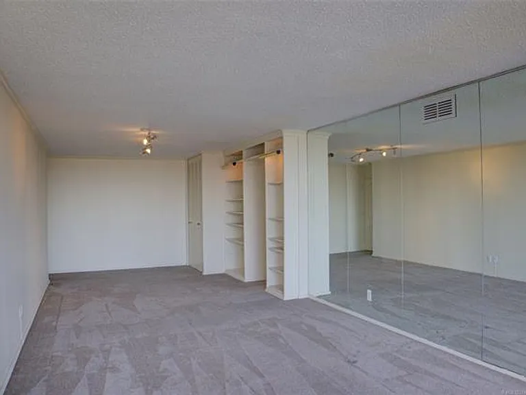 Adorable 2 bed 2 bath in historic Liberty Tower — Photo 3