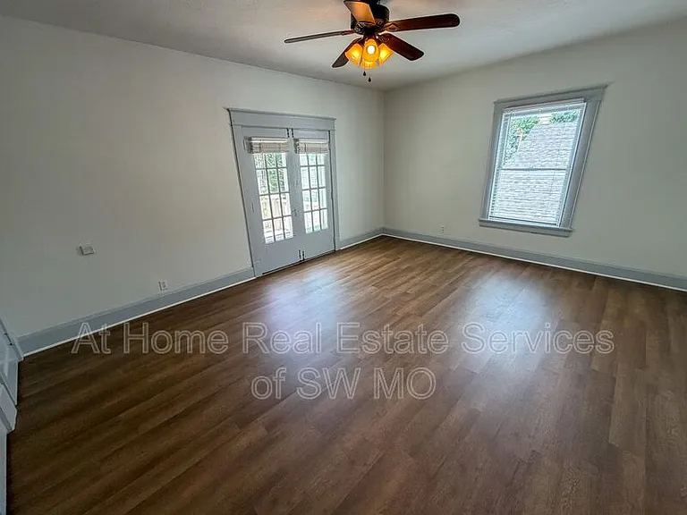 1021 E Walnut St #1 — Photo 4