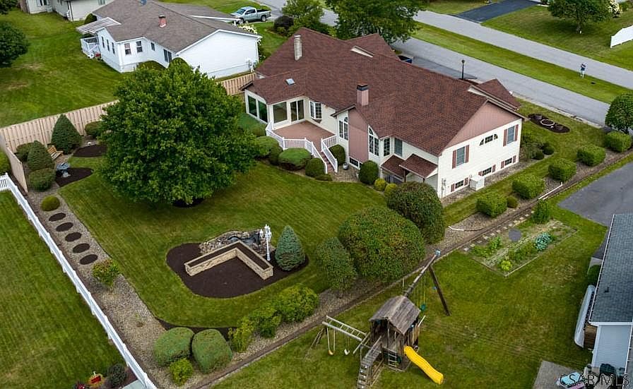 1st image of 136 Dogwood Ln