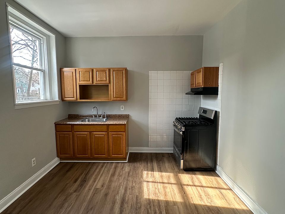 1st image of 256 Davenport Ave APT 1