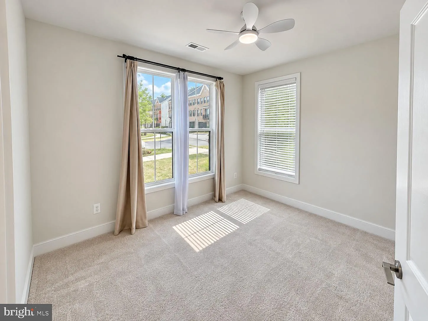 4 bed, 5.0 bath, 2510 sqft, $4,200 — Photo 3