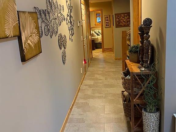5th image of 22 W Streamside Ln
