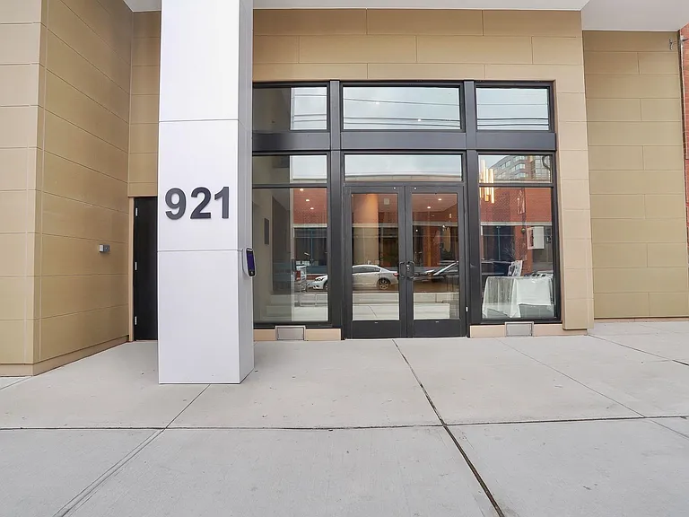 931 Madison St #307 — Photo 23