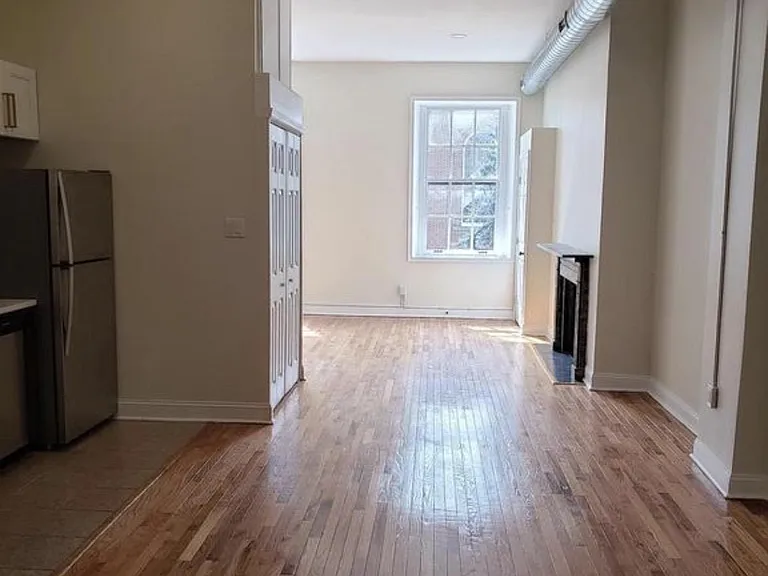 327 Race St #2A — Photo 3