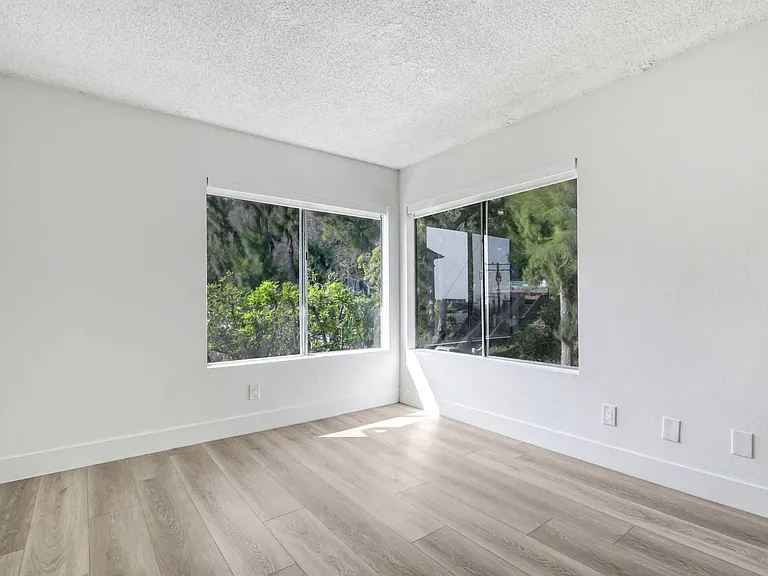 8300 De Longpre — Photo 22