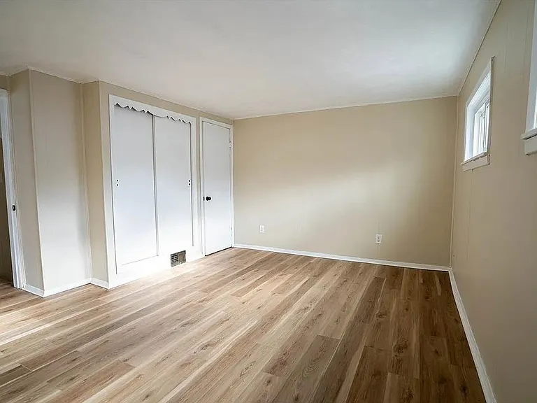 327 William St — Photo 15
