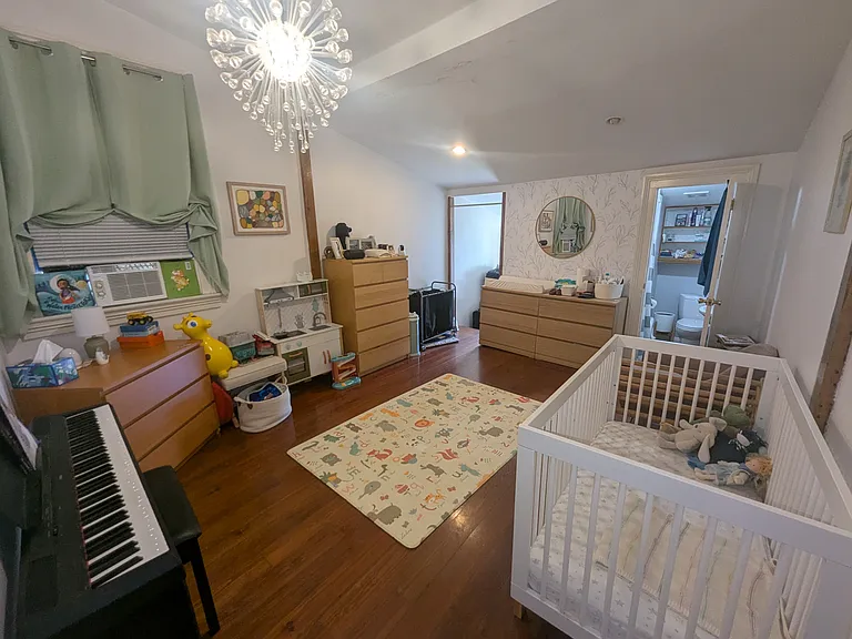 938 Moss St — Photo 16