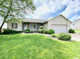 1825 Parkfield Dr, Pekin, IL 61554