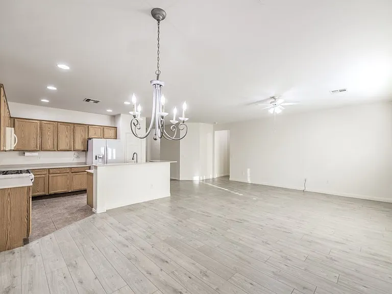 2103 Sawtooth Mountain Dr — Photo 11