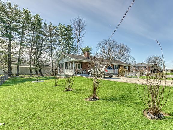 3rd image of 633 Old Airport Rd